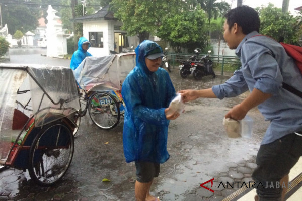 Jurnalis Cirebon peringati HPN dengan bagi-bagi nasi bungkus