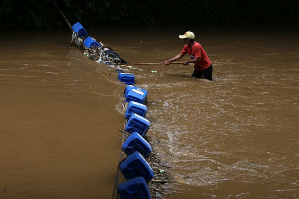 Pemkot Bandung pasang jaring sampah di sungai