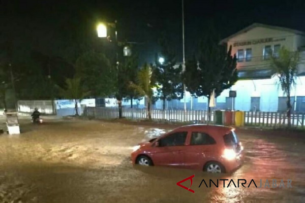 Kebanjiran, ratusan KK Cianjur dievakuasi