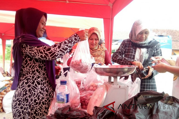 Ada selisih harga, masyarakat serbu pasar murah