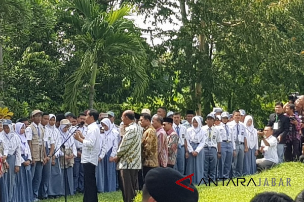 Presiden berpesan kepada pengurus OSIS untuk disiplin