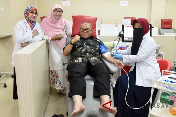 Aher sumbang darah untuk penderita anemia aplastik