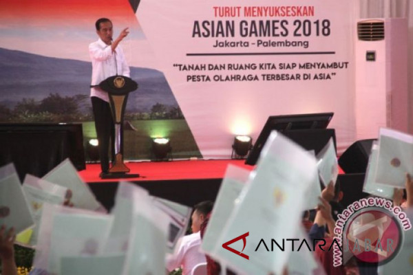 Penerima sertifikat berterima kasih kepada Presiden