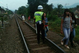 Daop 2 larang ngabuburit di jalur kereta