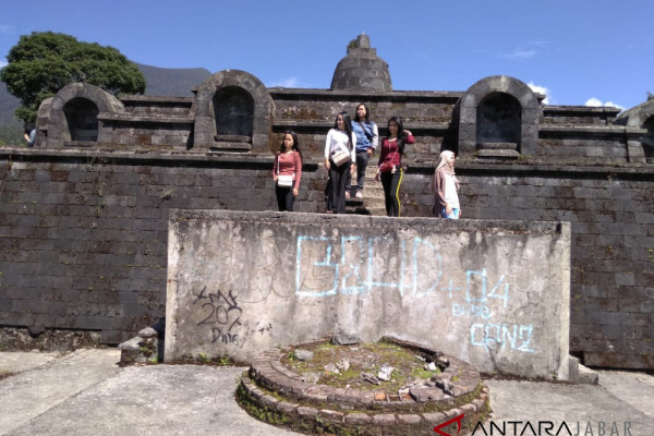 Candi Borobudur mini menjadi destinasi baru Cianjur