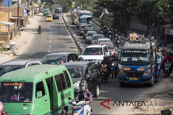 Jalur Nagreg padat kendaraan