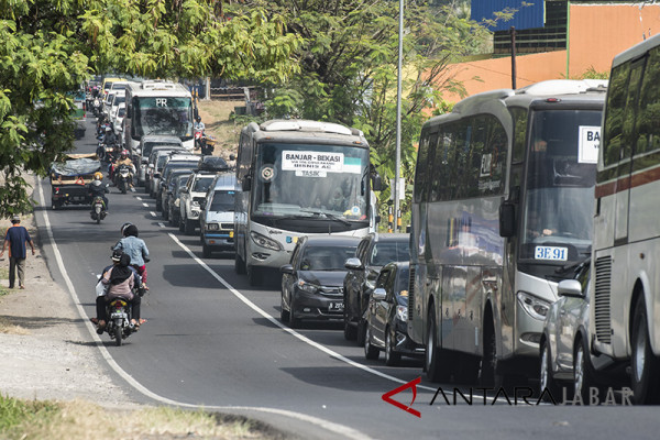 Arus kendaraan di Limbangan Garut meningkat