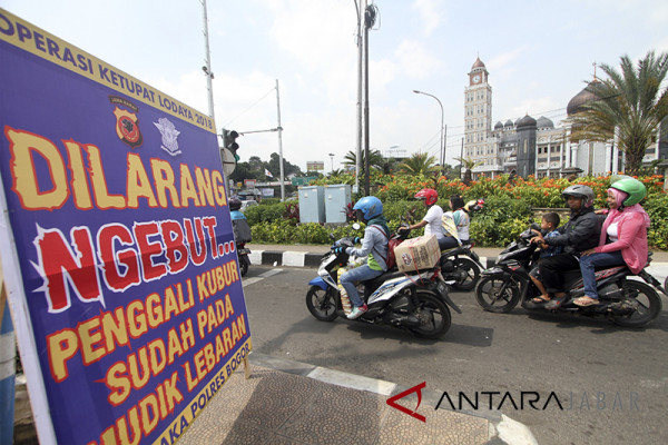 Spanduk lalu lintas unik