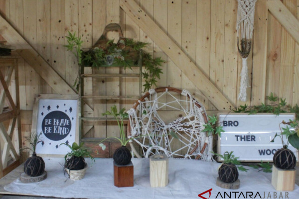 Membuat kreasi kayu bersama Komunitas Brotherwood Bandung