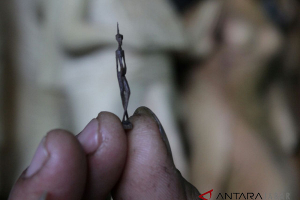 Ujang membuat patung seukuran semut hitam