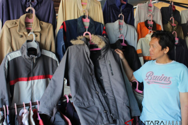 Cuaca dingin penjualan jaket bekas di Bandung meningkat