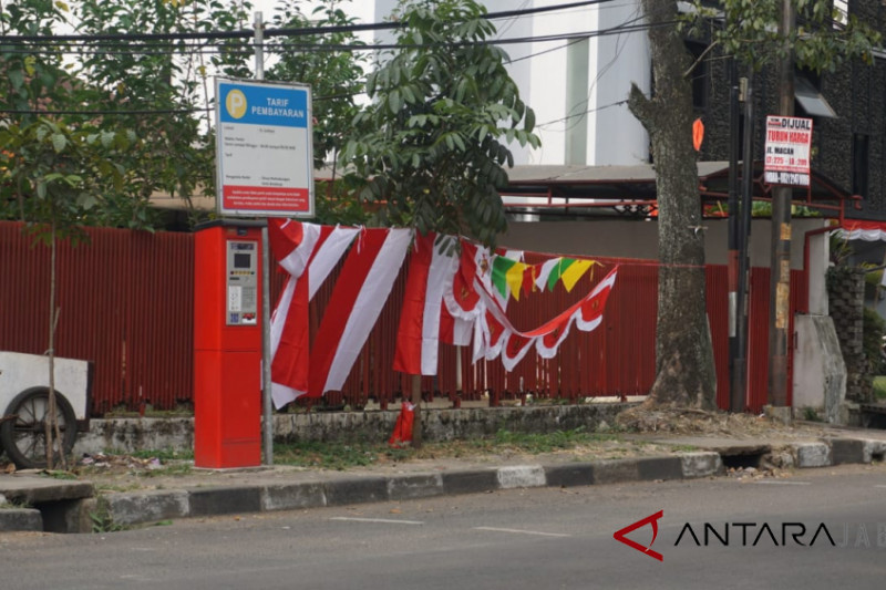 Pedagang bendera di Bandung berjualan di trotoar