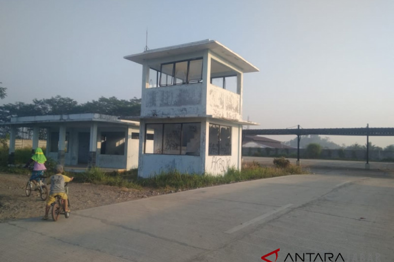 Terminal Ciranjang terbengkalai dan rusak