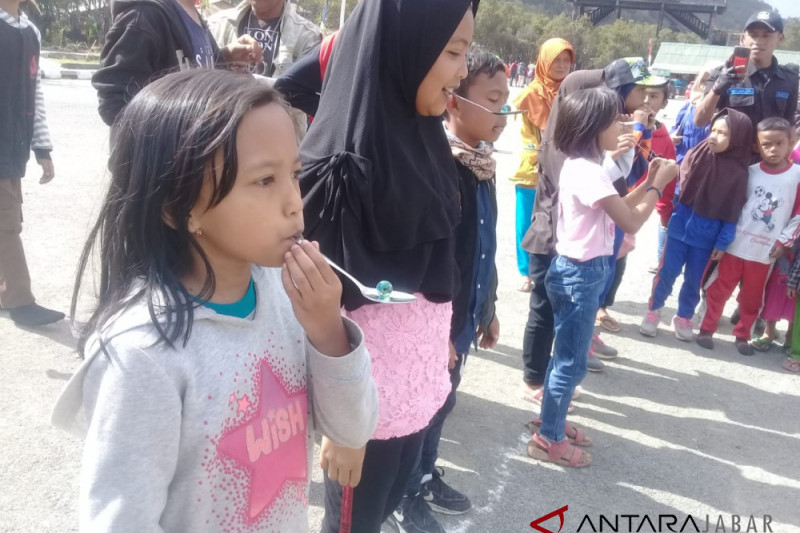 Wisatawan rayakan kemerdekaan Indonesia di Gunung Papandayan