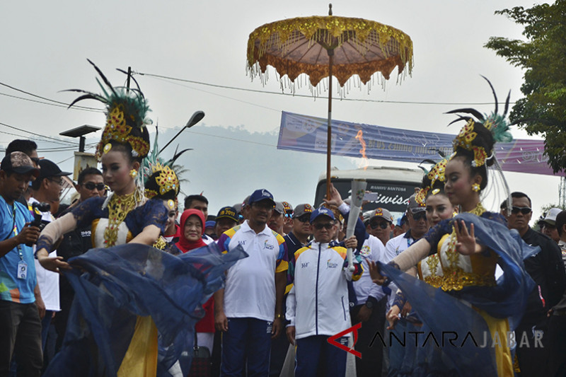 Asian games - Warga Garut sambut kirab obor Asian Games