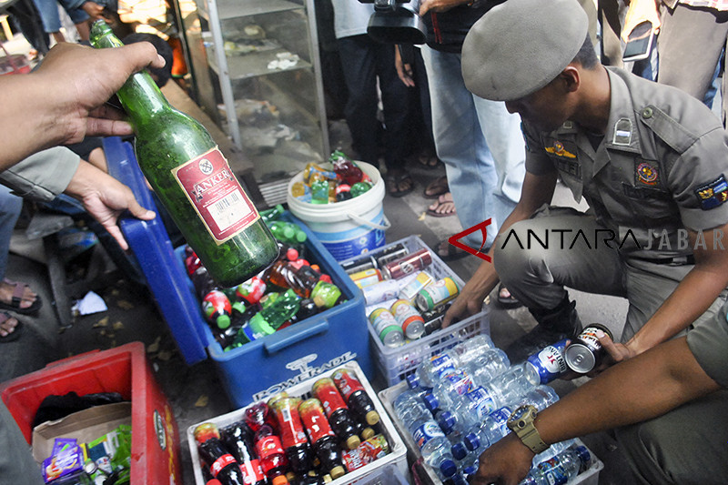 Pembongkaran kios penjual miras