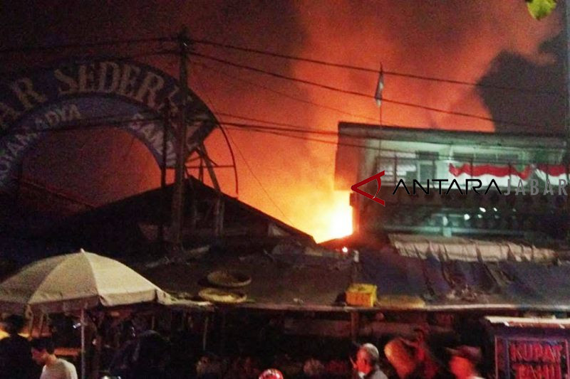 Kebakaran di Pasar Sederhana hanguskan 300 kios