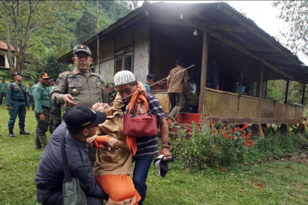 Bongkar bangunan liar
