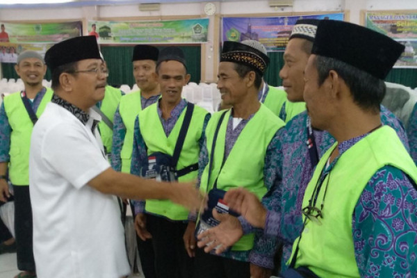 Bupati Rupinus sambangi jamaah di Batam