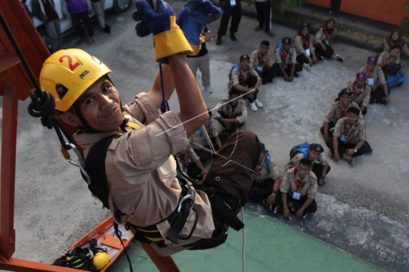 Latihan teknik pencarian dan pertolongan