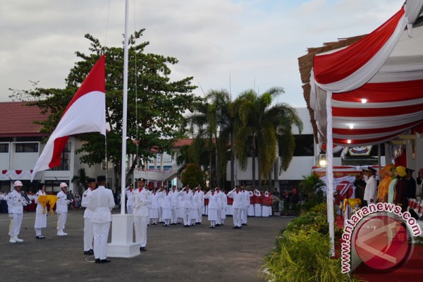 Warga Antusias Ikuti Jalannya Upacara Penurunan Bendera 