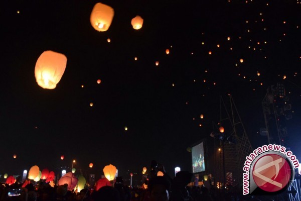 Ribuan Lampion Warnai Langit Dieng