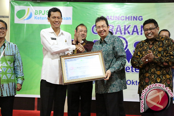 Bupati Serahkan Santunan Jaminan Kecelakaan