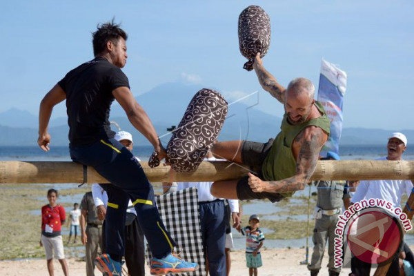 Wisatawan Ikuti Permainan Gebug Bantal