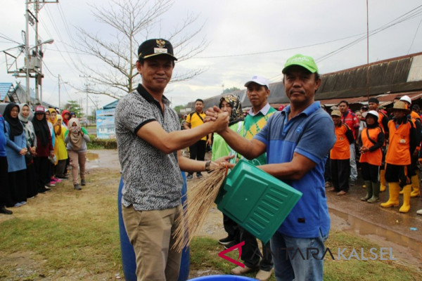 Wabup Bersih-Bersih Kawasan Handil Bakti