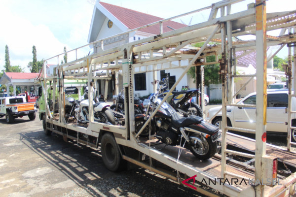 KPK Bawa Mobil Sitaan Milik Bupati HST Nonaktif Ke Jakarta