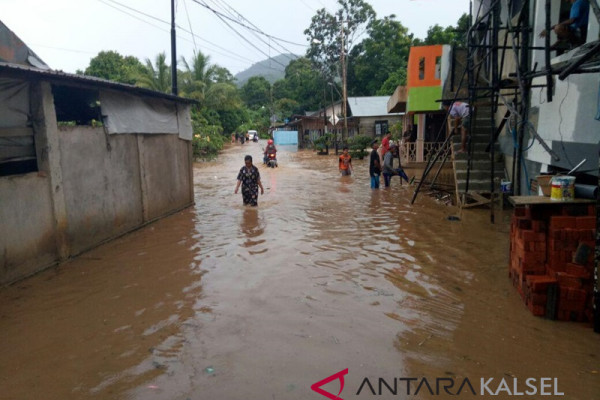 Bahu Jalan Menuju Gunung Ulin Kotabaru Longsor