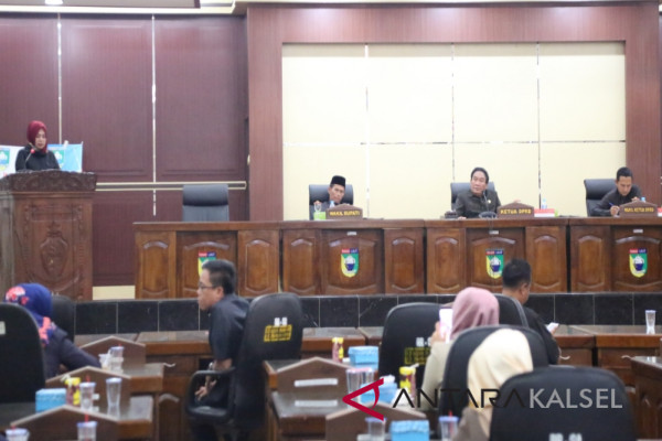 Penyampaian pandangan fraksi DPRD Tanah Laut