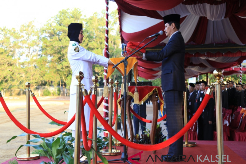 Sekda pimpin penurunan bendera