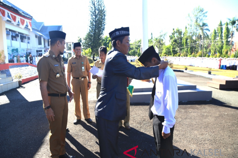 Serahkan penghargaan