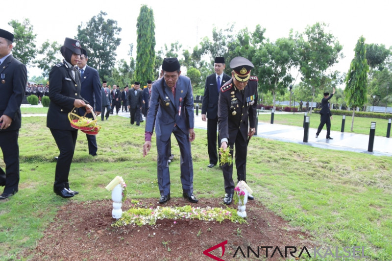 Tabur bunga di makam pahlawan