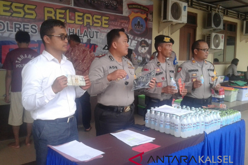 Amankan penjual alkohol gajah duduk