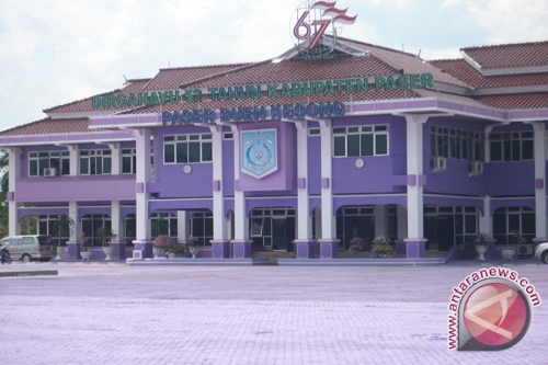Kantor dan Fasilitas Umum Dicat Ungu oleh Pemkab, Warga Demo | KASKUS