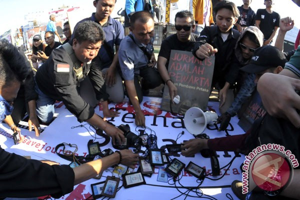 Jurnalis menjaga kewarasan publik