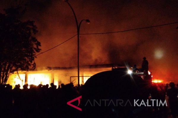Ratusan Kios Pasar Induk Senaken Paser Terbakar