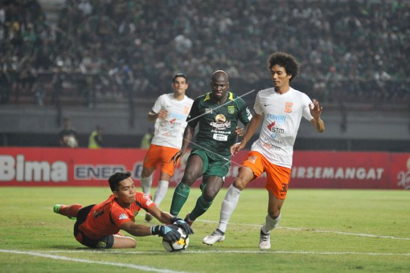 SEPAK BOLA- Simon Mc Menemy Puji Penampilan Awan Setho
