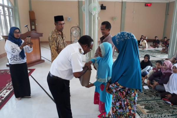 Warga Muslim Wondawa terima paket sembako gratis