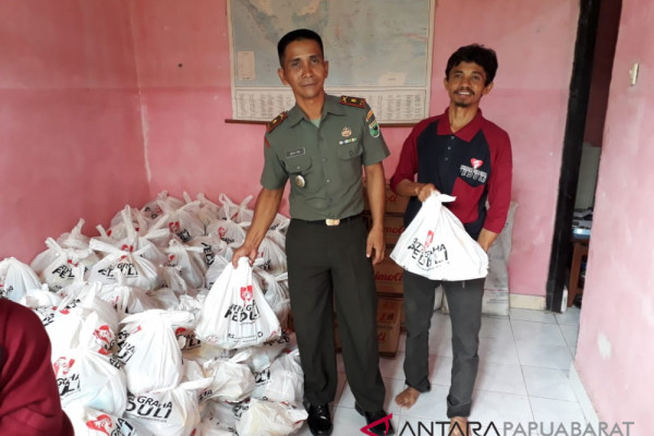 Artha Graha bersama TNI salurkan paket sembako murah di Wondama