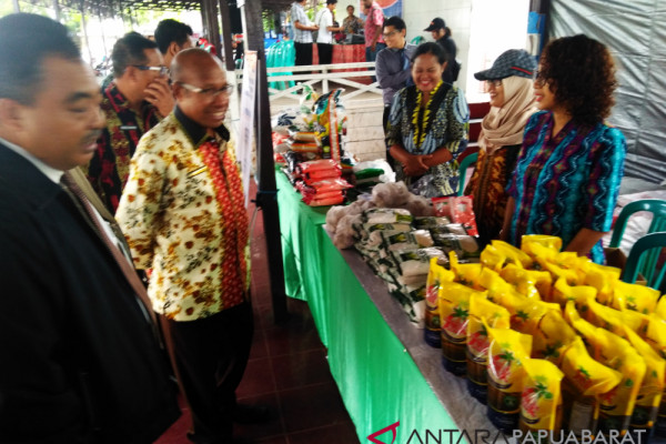 Warga Manokwari serbu pasar murah