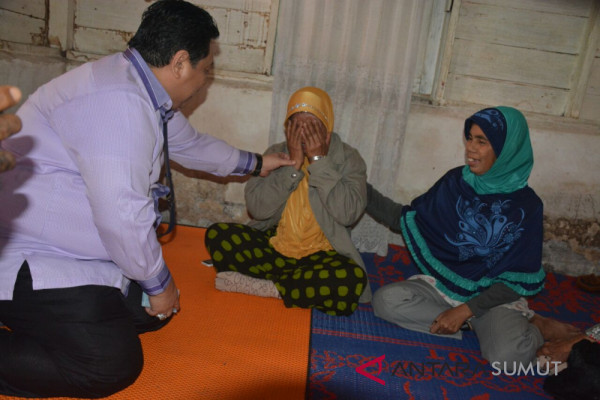 Korban kebakaran menangis saat dikunjungi