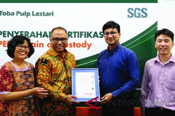 Komisaris Utama PT TPL Ignatius Ari Djoko Purnomo (kedua kiri), dan Mill VLK & Lab. QA/QC Head, Sri Nurhayati (kiri)