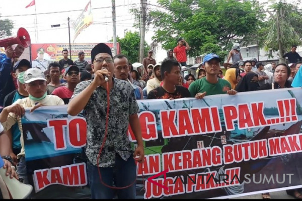 Ratusan nelayan kerang unjuk rasa