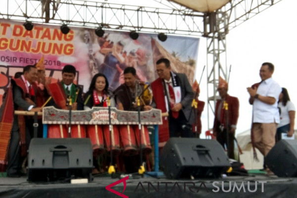 Bupati Samosir buka Festival Gondang Naposo