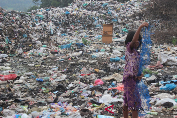 Pelajar ini hidup di ribuan tumpukan sampah