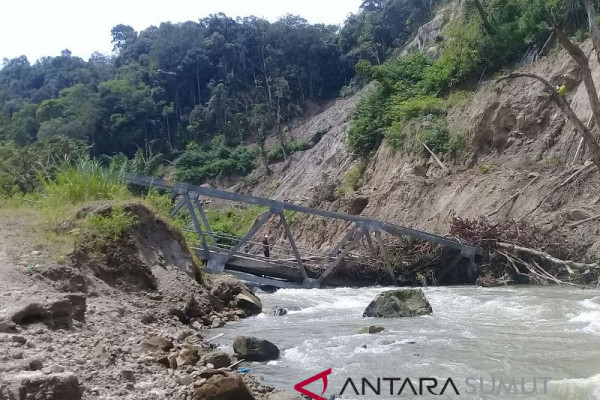 Jembatan Peatolong-Siarangarang Taput ambrol